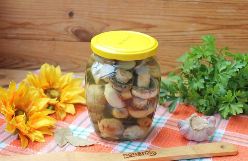 1. Этап. Маринованные шампиньоны на зиму: Закатайте банку крышкой. Переверните верх дном и накройте одеялом до полного остывания банки. Храните в прохладном месте.