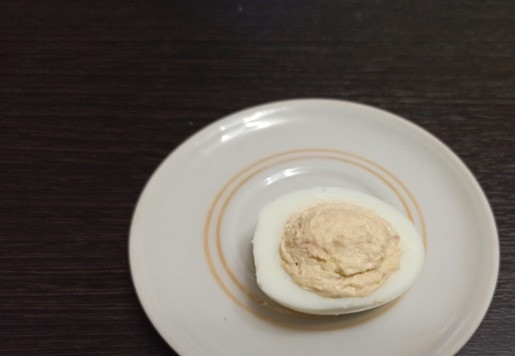 1. Этап. Фаршированные яйца Глаз дракона: Наполнить половинки белка сырно-тунцовым паштетом.