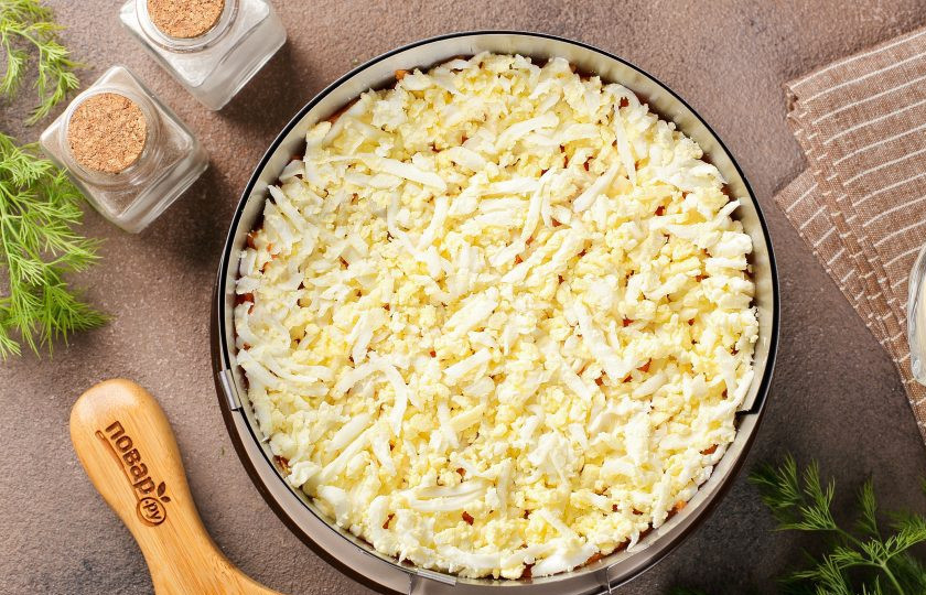 1. Этап. Салат Шпротка: Оставшиеся яйца выложите последним слоем.