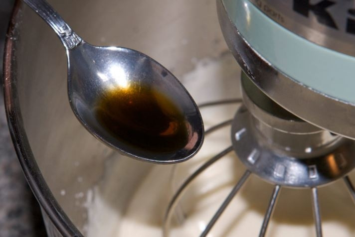 1. Этап. Мадлен: 3. Как только сахар растворится, добавьте ванильный экстракт.