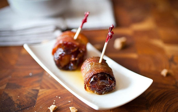 1. Этап. Закуска Необычная: 5. Запекайте финики в разогретой духовке минут 15-20, до аппетитной румяной корочки. Вот и все, закуска 