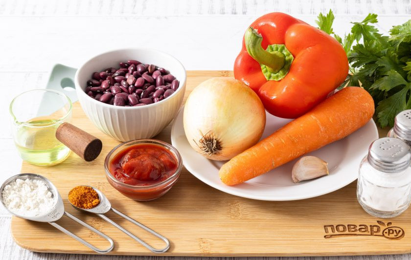 1. Этап. Балканская овощная закуска Тавче гравче: Подготовьте все ингредиенты. Фасоль предварительно замочите на ночь.