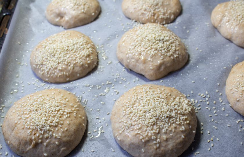 1. Этап. Цельнозерновые булочки для бургеров: Затем сбрызните при помощи пульверизатора водой и посыпьте семенами кунжута. Поставьте в разогретую духовку до 180 градусов на 30 минут. Ориентируйтесь на свою духовку! Время выпекания может быть разное!