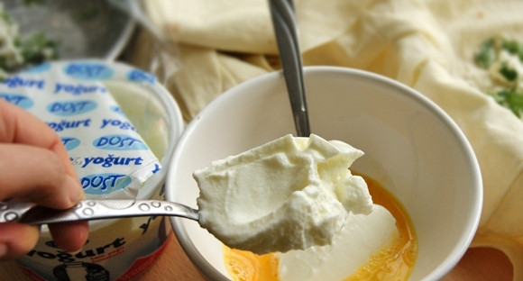 1. Этап. Борек: 6. Соус готовится так: смешиваем яйцо с натуральным йогуртом без добавок, доводим массу до однородной консистенции.