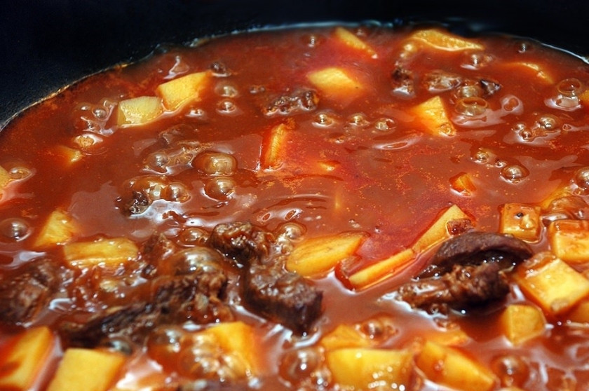 1. Этап. Гуляш из мраморной говядины: Тушите гуляш до готовности картошки (приблизительно минут еще 25). Не забудьте поперчить и посолить по вкусу.