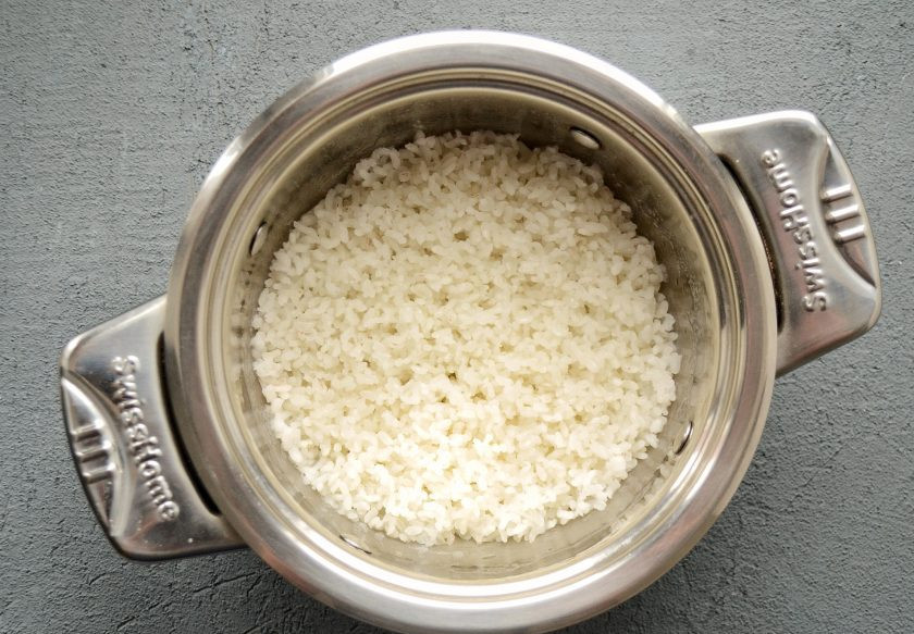 1. Этап. Котлеты из чечевицы и риса: Промойте рис в холодной воде. Доведите воду до кипения на среднем огне, переключите на самый маленький и варите рис 20 минут под крышкой.