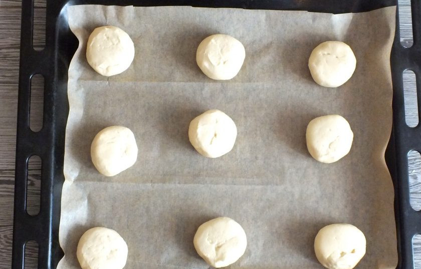 1. Этап. Ватрушки с бананом: Противень застелите бумагой для выпечки, переложите заготовки из теста, прикройте полотенцем и оставьте на 30 минут.