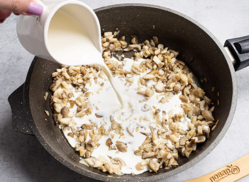 1. Этап. Гречка в сливочном соусе: Влейте сливки, посолите соус по вкусу.