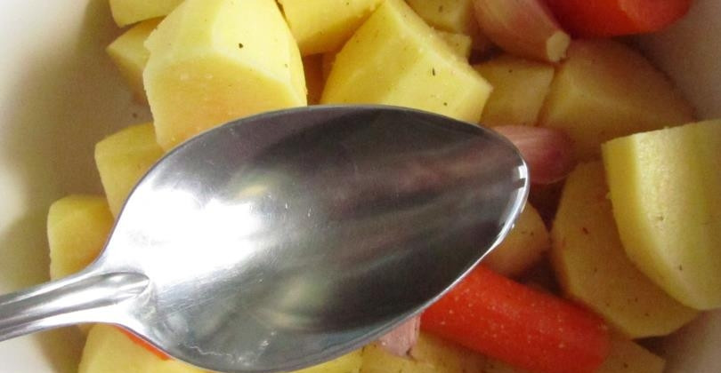 1. Этап. Рецепт запеченной курицы с картофелем: Овощи приправьте солью и перцем, полейте майонезом и маслом,все перемешайте.