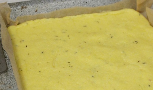 1. Этап. Полента а-ля картофель фри: Выложить поленту в застеленную форму и убрать на час в холодильник. Если времени мало, можно убрать её в морозилку минут на 20.