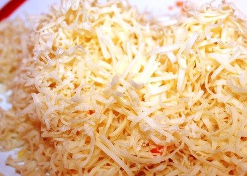 1. Этап. Салат в шариках с рисом и консервой: А также сыр.