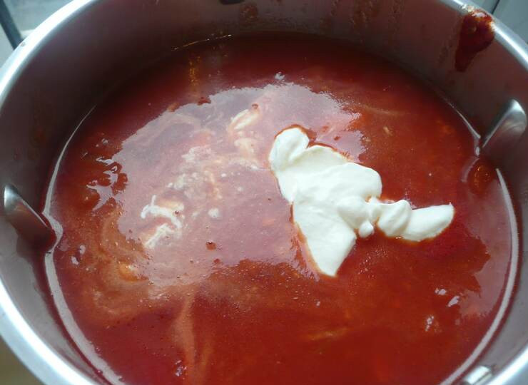1. Этап. Томатный суп с фаршем: Добавляем в суп 100 грамм сметаны.