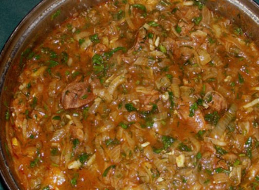 1. Этап. Говядина по-грузински: За пять минут до готовности засыпайте в мясо приправы: молотый кориандр, хмели-сунели, красный перец, посолите. Также добавьте зелень , лук, чеснок и перемешайте.