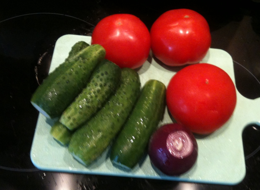 1. Этап. Салат Дачный из свежих овощей: Чистим и моем овощи.