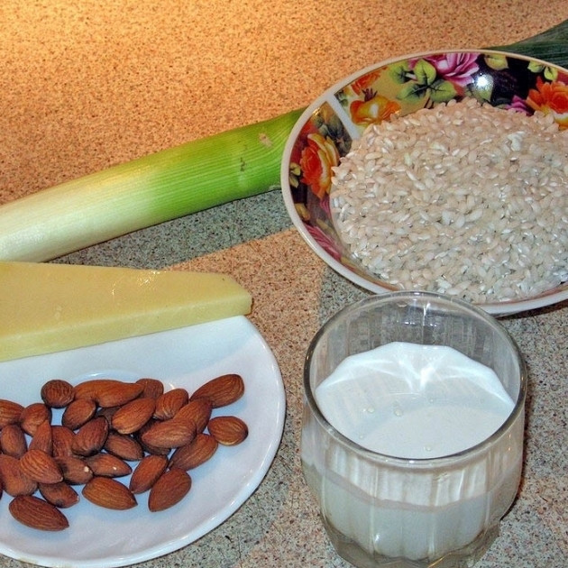 1. Этап. Ризотто с миндалем: На фото - нехитрый арсенал необходимых нам ингредиентов.