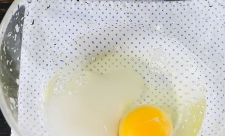 1. Этап. Хворост простой: В стеклянную миску вбейте сырое куриное яйцо, добавьте сахар, соль, влейте воду и водку. Все тщательно взбейте венчиком.