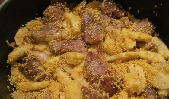 1. Этап. Пшенная каша со свининой: Очистите картофель от кожуры, порежьте его на кусочки/соломку. Я обычно режу соломкой. Переложите картофельную соломку к мясу и жарьте еще 10-15 минут. В это время ошпарьте пшено кипятком, чтобы избавить его от горечи. Добавьте пшено в сковороду к мясу.