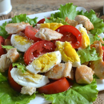 Салат Цезарь с курицей и сухариками