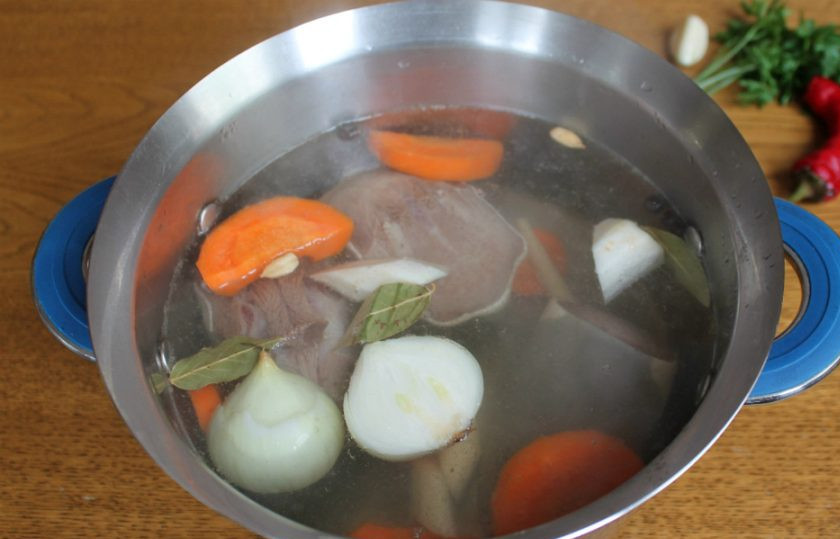 1. Этап. Бульон из говяжьего языка: Готовим бульон на малом огне под крышкой до готовности языка, примерно, 2 часа.