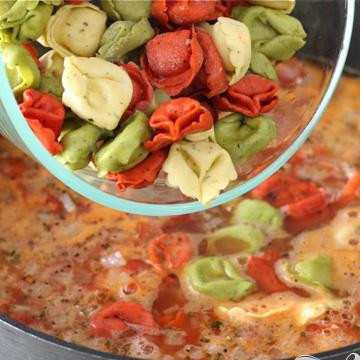 1. Этап. Суп с пельменями: Как бульон закипит, добавьте пельмени. Готовьте пельмени как указано на упаковке.