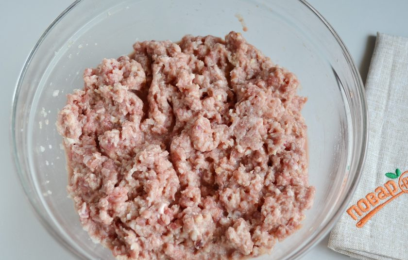 1. Этап. Мясной рулет с яйцом, как в садике: 5. Хорошо перемешайте фарш, можно даже 