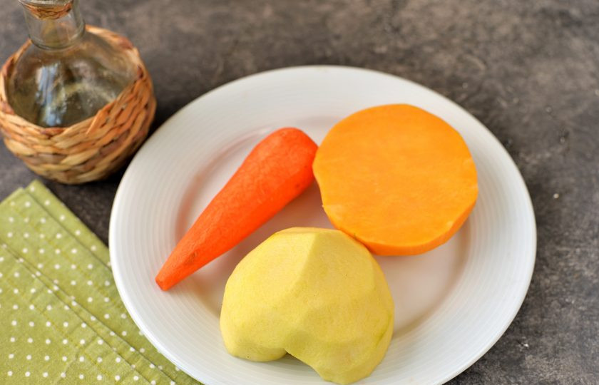 1. Этап. Салат из тыквы для похудения: Морковь, тыкву и яблоко почистите от кожуры, у яблока удалите сердцевину с семечками.