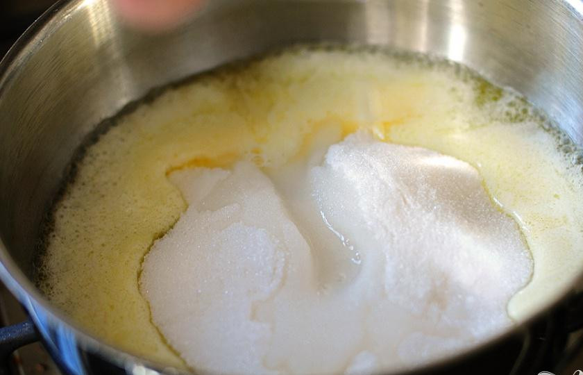 1. Этап. Миндальные конфеты: 1. Нарезать миндаль. Мелко нарезать миндаль для посыпки. Выстелить противень пергаментной бумагой и смазать маслом. Объединить в средней кастрюле сливочное масло, сахар и воду.