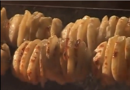 1. Этап. Картошка с салом на шампурах: Для того, чтобы подрумянить картошку с салом, ставим шампуры без фольги на огонь и жарим, пока картошка не подрумянится. Примерно 7-10 минут.