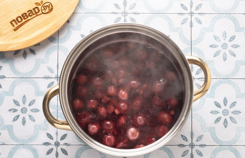 1. Этап. Кисель из замороженной вишни: Доведите до кипения и проварите 5-7 минут.