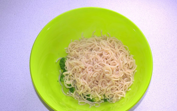 1. Этап. Запеканка из макарон с брокколи: Макароны откиньте на дуршлаг и выложите к брокколи.