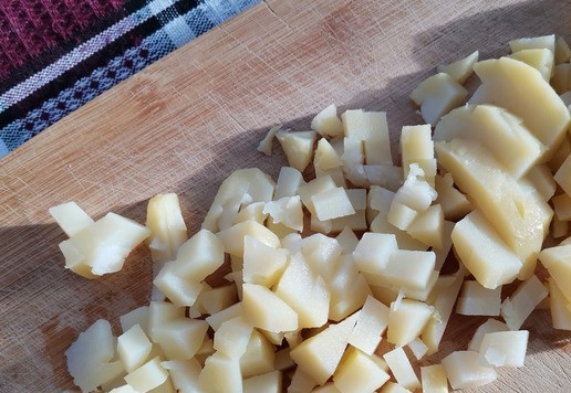 1. Этап. Салат Краски осени: Должна сказать, что это, наверное, единственный салат который мне больше понравился в перемешанном виде. Хотя я очень люблю слоёные салаты. Итак... Вариант 1 Привычный Картофель отварить в мундире и остудить. Затем нарезать кубиками одного размера картофель и ветчину.