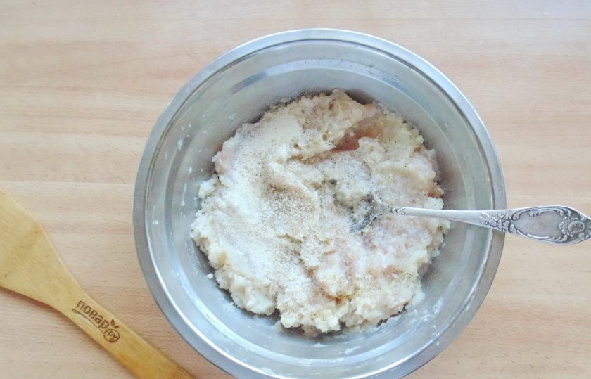 1. Этап. Зразы из судака: Посолите и поперчите фарш.