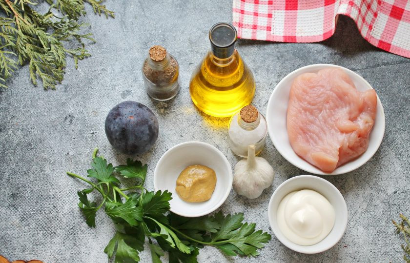 1. Этап. Индейка со сливами в духовке: Подготовьте все необходимые ингредиенты для приготовления индейки со сливами в духовке. Сливы вымойте и обсушите.