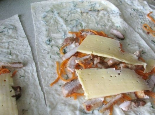 1. Этап. Свинина в лаваше: 4. Сыр нарезаю тонкими пластинками и кладу поверх мяса.