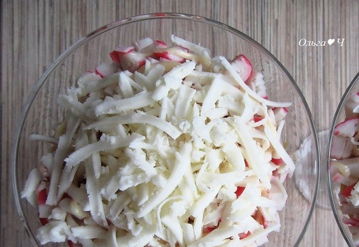 1. Этап. Салат с тунцом Зимние сказки: В конце посыпьте тертым сыром.