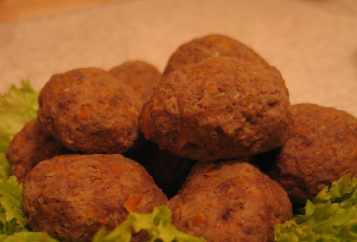 1. Этап. Котлеты в пароварке: Готовые котлеты подаем со свежими овощами, соусом и любым гарниром на ваш вкус. Приятного всем аппетита!