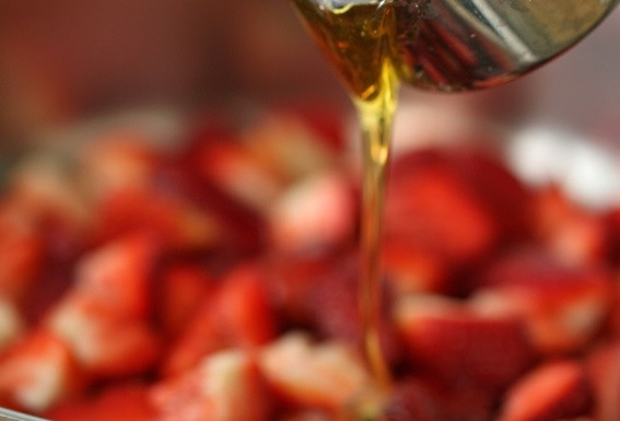 1. Этап. Джем без сахара: 4. Добавьте мед и на среднем огне доведите до кипения.