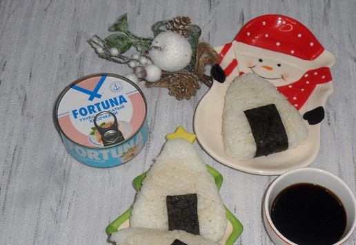 1. Этап. Закуска из риса А-ля Онигири: Выкладываем рисовые треугольники на тарелки. Подаем с соевым соусом.