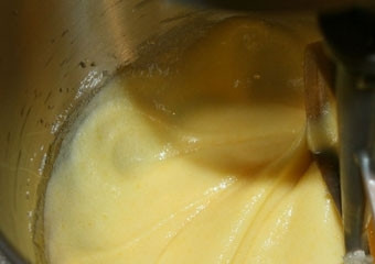 1. Этап. Апельсиновая коврижка: В другой миске взбейте яйца с сахаром с помощью миксера. Взбивайте около 15 минут.