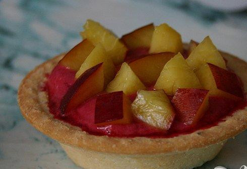 1. Этап. Холодные пирожные из вишни в тарталетках: 4. Украсим тарталетки фруктами (для украшения можно использовать спелые нектарины, так же можно взять любые другие мягкие фрукты). Тарталетки начиненные вишнями убираем в холодильник чтобы их основа стала мягче. Из холодильника пирожные достаем минут через тридцать. Блюдо готово.