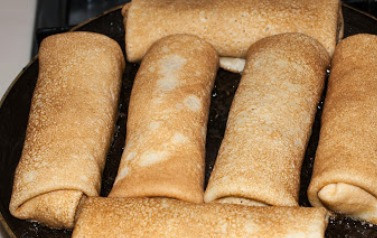 1. Этап. Блины с пюре: Обжариваем подготовленные блины на растительном или сливочном масле со всех сторон до румяной корочки.