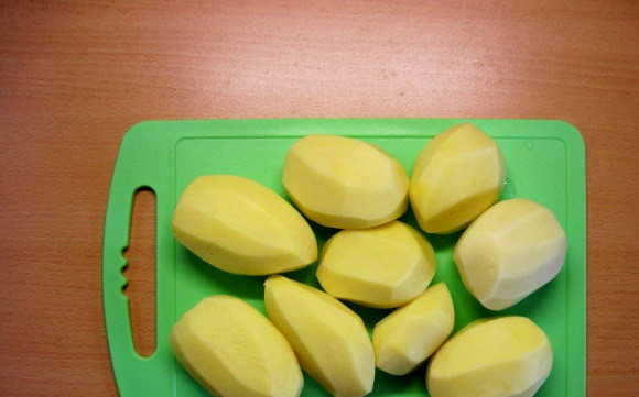 1. Этап. Мясная запеканка с картофелем: 1. Рецепт приготовления мясной запеканки с картофелем довольно прост. Для начала необходимо вымыть и очистить картофель. Нарезать его тонкими кружочками или небольшими брусочкам.