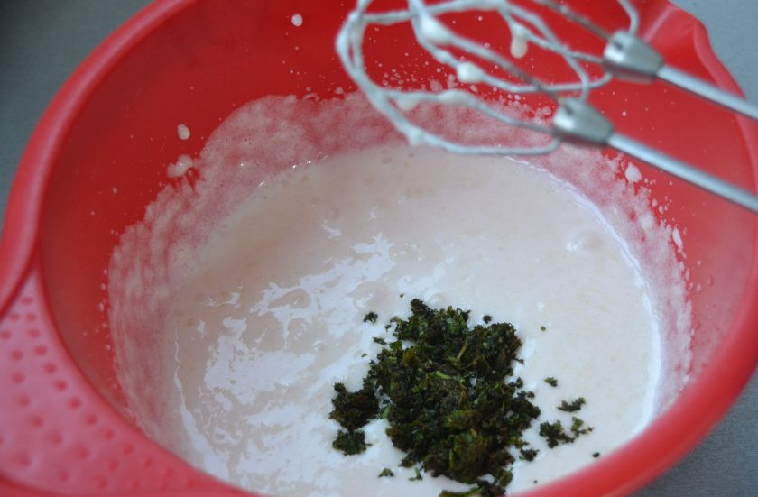 1. Этап. Мятный зефир: Выложите в белковую массу измельченную мяту, еще раз взбейте.