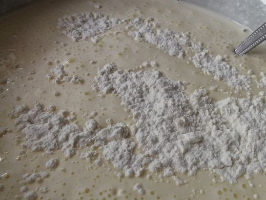 1. Этап. Бисквитный торт со сметанным кремом: 7. Постепенно всыпайте просеянную муку, замешивая тем самым тесто. Застелите форму пергаментом или смажьте маслом. Вылейте тесто, запекайте бисквит до готовности.