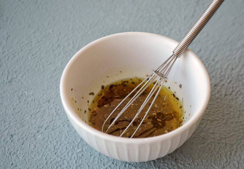 1. Этап. Стейки из цветной капусты: Смешайте соль, специи и оливковое масло вместе.