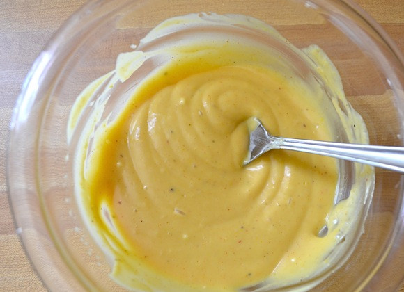 1. Этап. Курица в майонезном соусе: 2. Все тщательно перемешать, чтобы получился соус однородной консистенции. Разделить его на две части - одна будет использоваться в качестве маринада, а вторая подаваться к столу в качестве соуса.