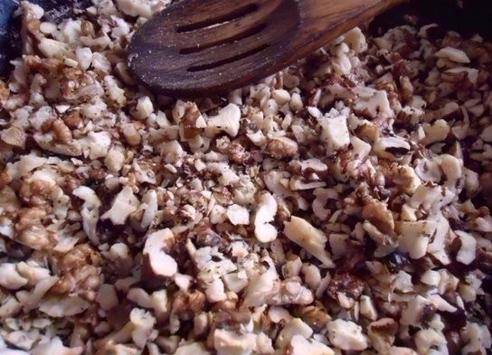 1. Этап. Салат с говядиной, огурцом и яйцом: Грецкие орехи порубите и обжарьте на сухой сковороде в течение нескольких минут.