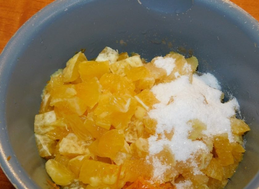 1. Этап. Креативный торт для мужчины: Для начинки очистите апельсины от кожуры и нарежьте на кусочки. Старайтесь удалить как можно больше лишних белых перегородок. Если апельсины кислые, добавьте немного сахара. Поставьте греться.