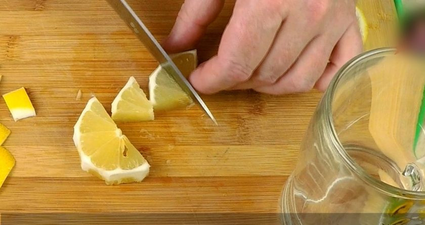 1. Этап. Домашний лимонад с мятой: Внутреннюю часть половинки очищаем от корочки, режем её на несколько частей, кладем в бокал. Наружную часть половины хорошо выдавливаем в ёмкость с дольками лимона.