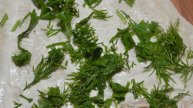 1. Этап. Рулет из лаваша с грудкой: Сверху выкладываем измельченную зелень и курицу.